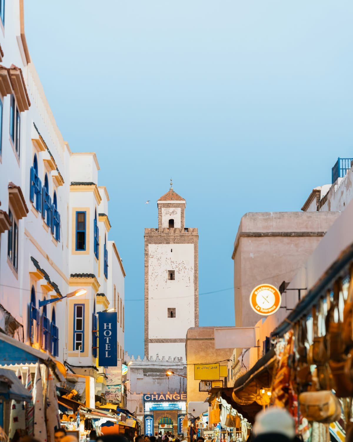 Une rue de la médina d’Essaouira, entre les hauts murs ocre