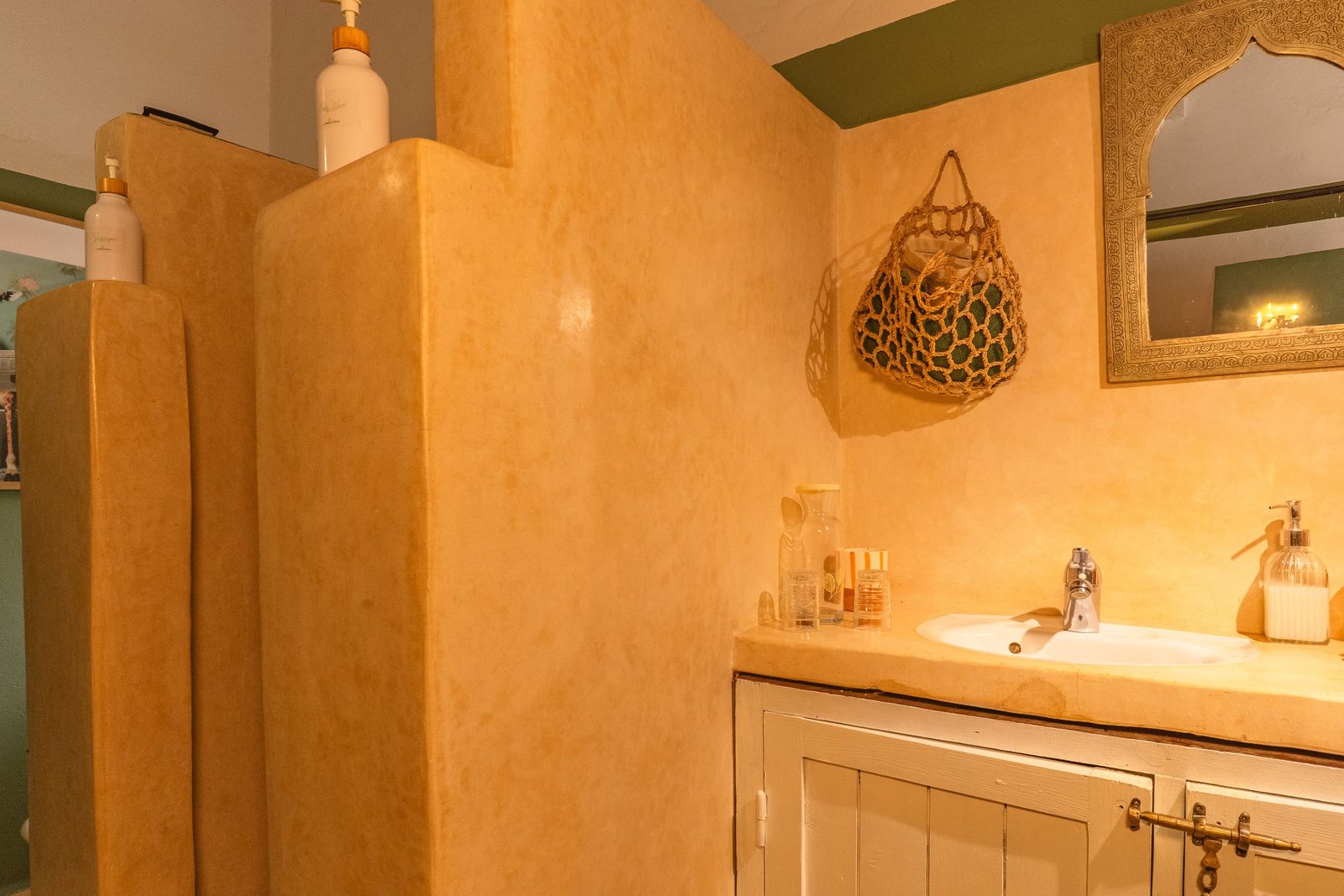 La salle de bain de la chambre Bohème, tadelakt ocre et vasque blanche