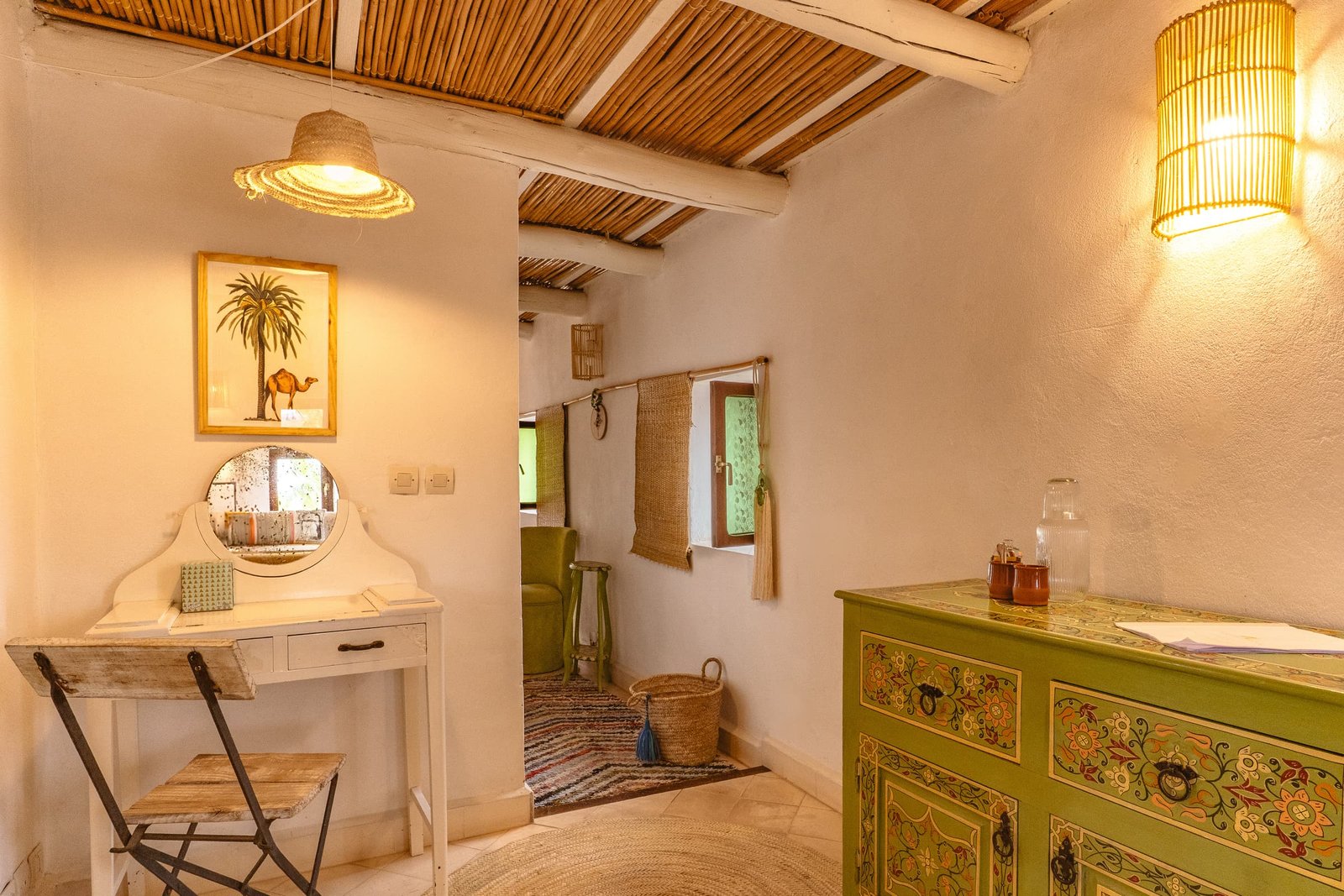 La coiffeuse de la chambre Émeraude et sa commode verte peinte à la main