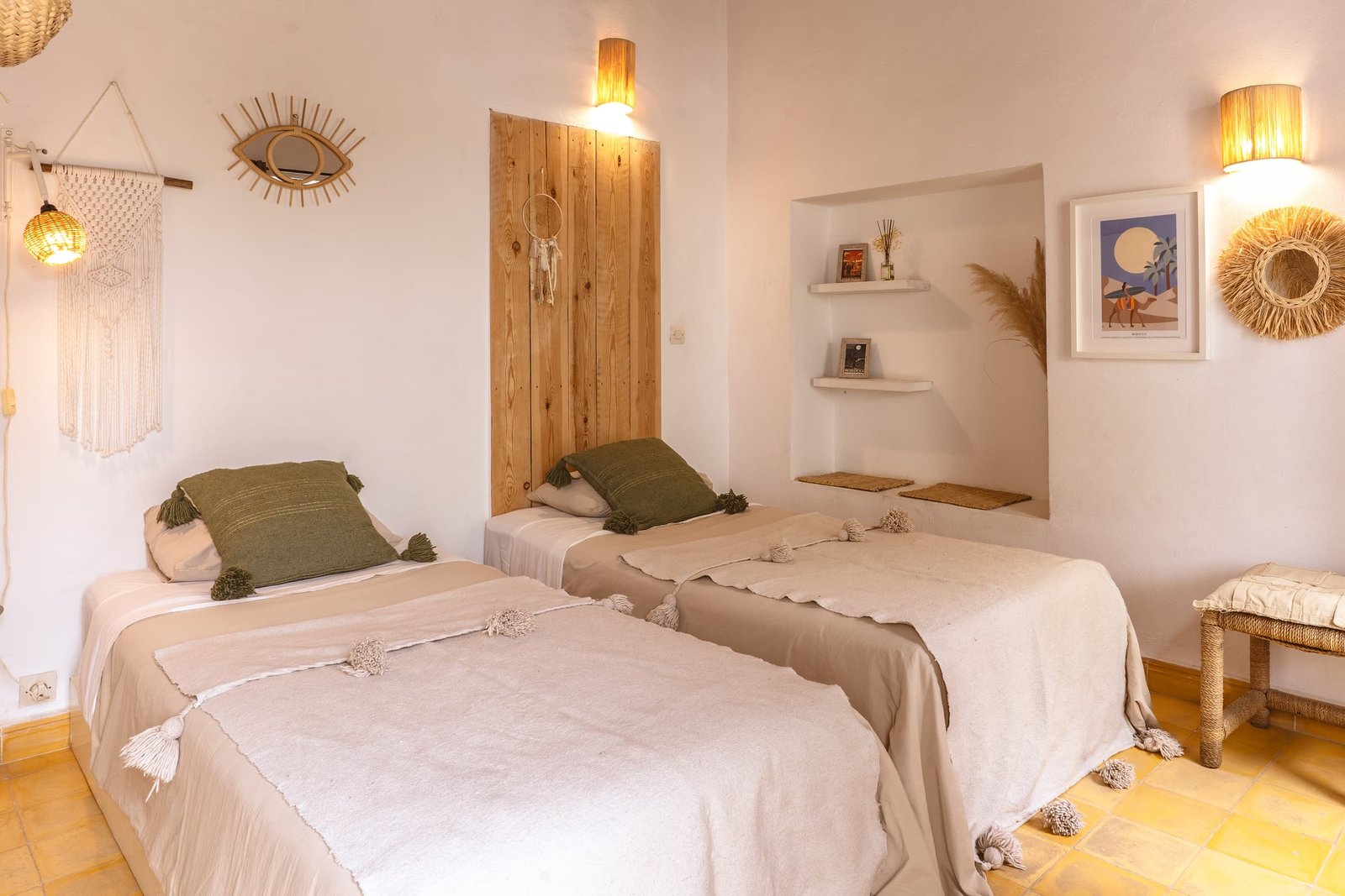 La seconde chambre de la suite Bambou, ses deux lits simples et sa tête de lit en bois