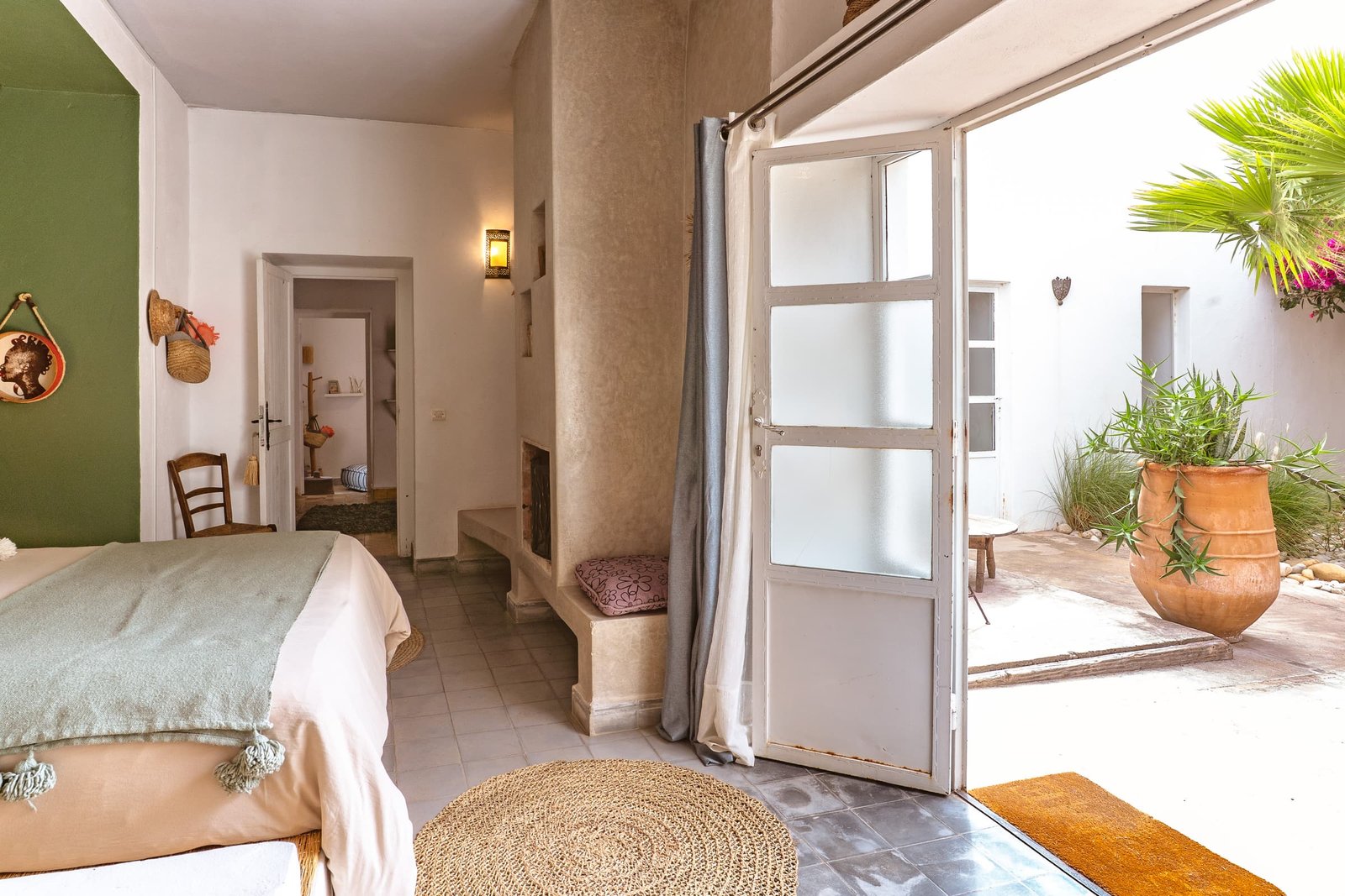 La suite Bambou, sa cheminée et sa porte-fenêtre grande ouverte sur le patio