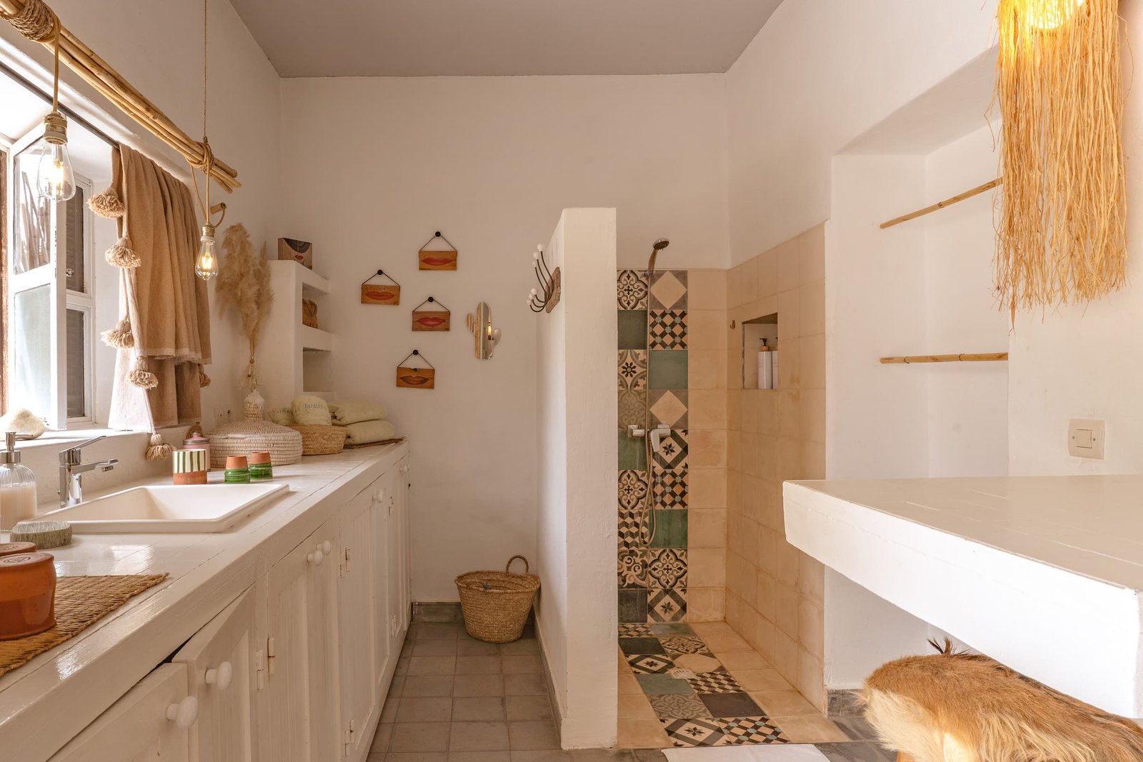 La salle d’eau de la suite Bambou, carreaux de ciment et vasque blanche