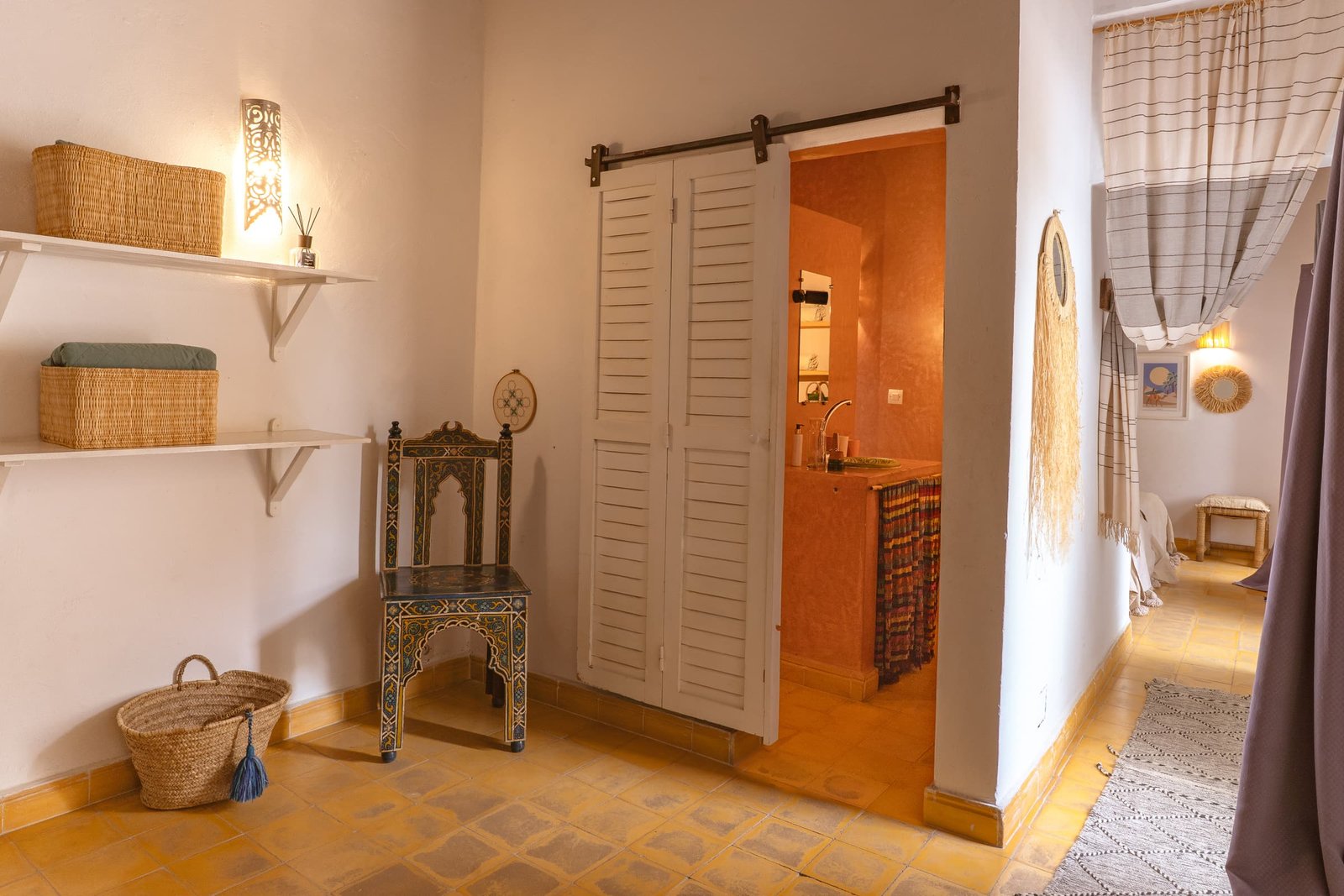 Le dressing de la suite Bambou, sa porte coulissante et son sol en terre cuite