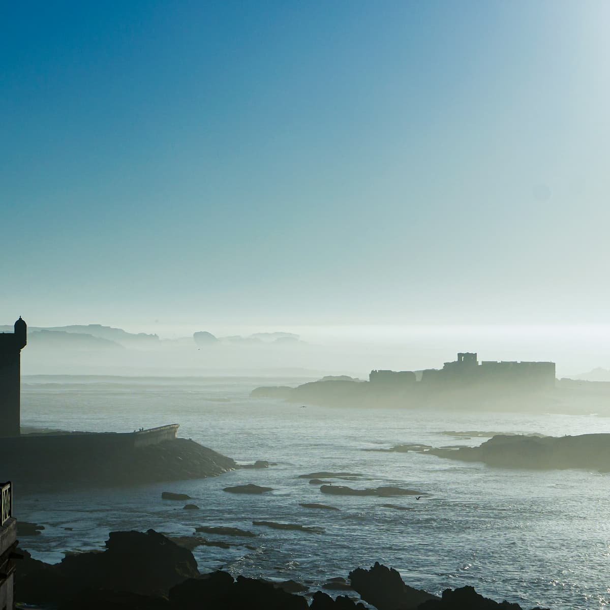 Le phare et la côte au bord de l’océan, en fin de journée