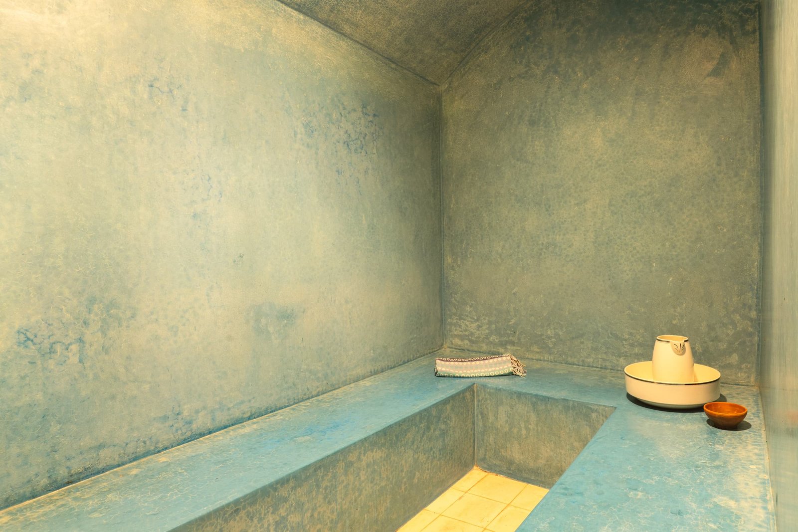 Le hammam en tadelakt bleu et sa banquette