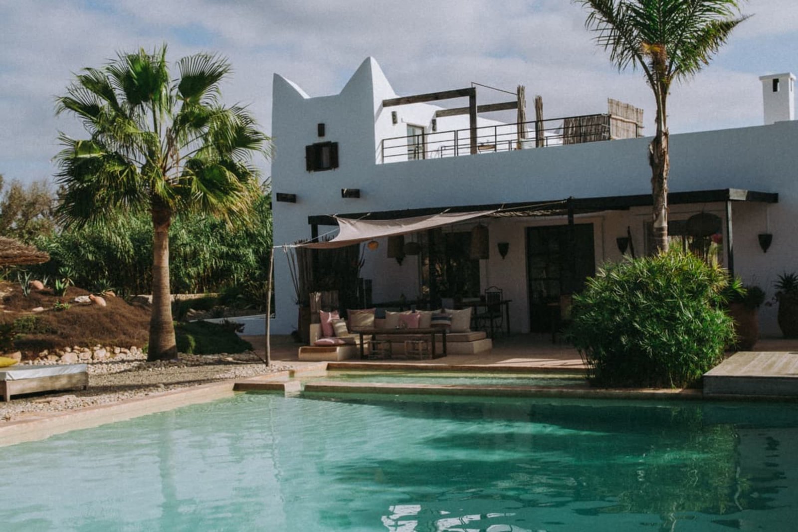 La terrasse à l’étage et son garde-corps, au-dessus du jardin et de la piscine