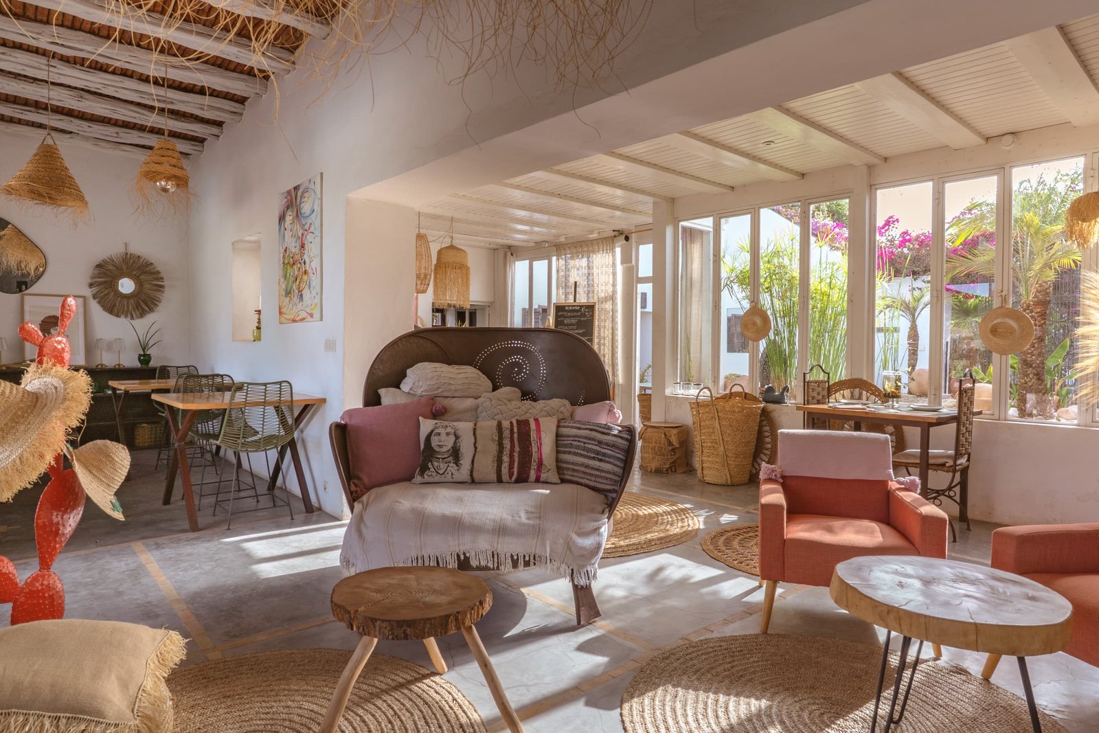 Le grand salon, sa banquette basse et ses baies ouvertes sur les bougainvilliers