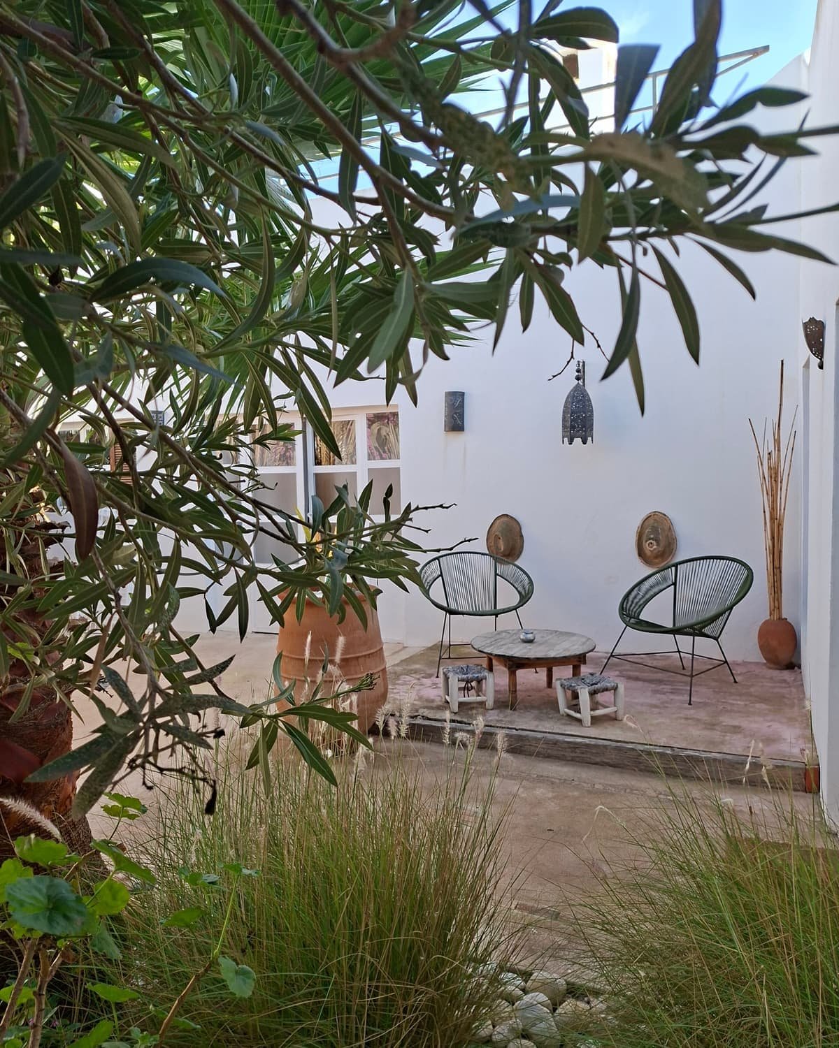 La terrasse de la Suite Bambou, laurier-rose et fauteuils en corde