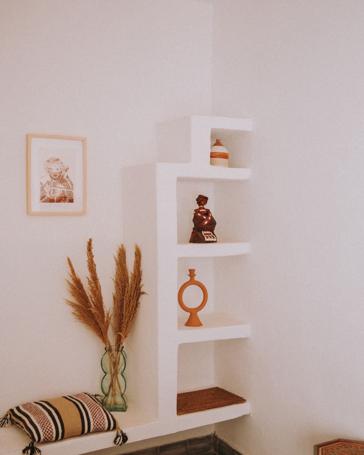 Niches blanches garnies d’objets chines et d’herbes sechees