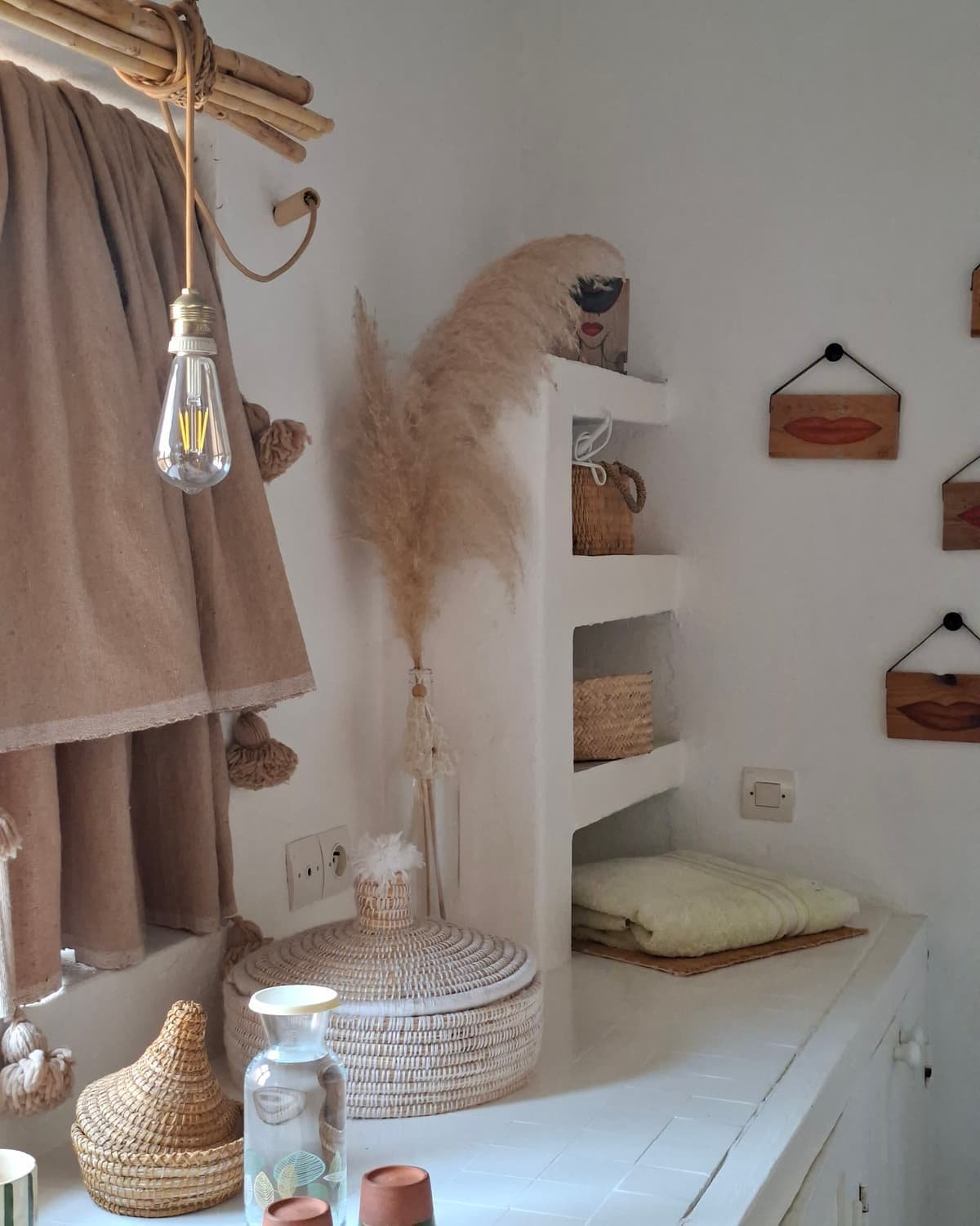 Niches blanches, tenture et ampoule suspendue dans la suite Bambou