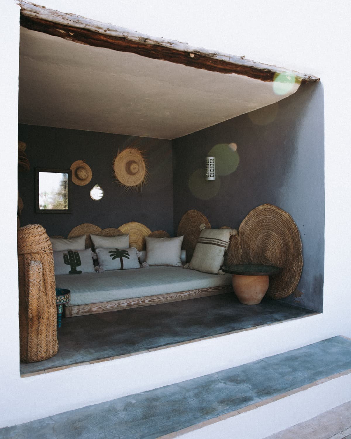 La meme alcove vue de biais, avec ses jarres en terre cuite