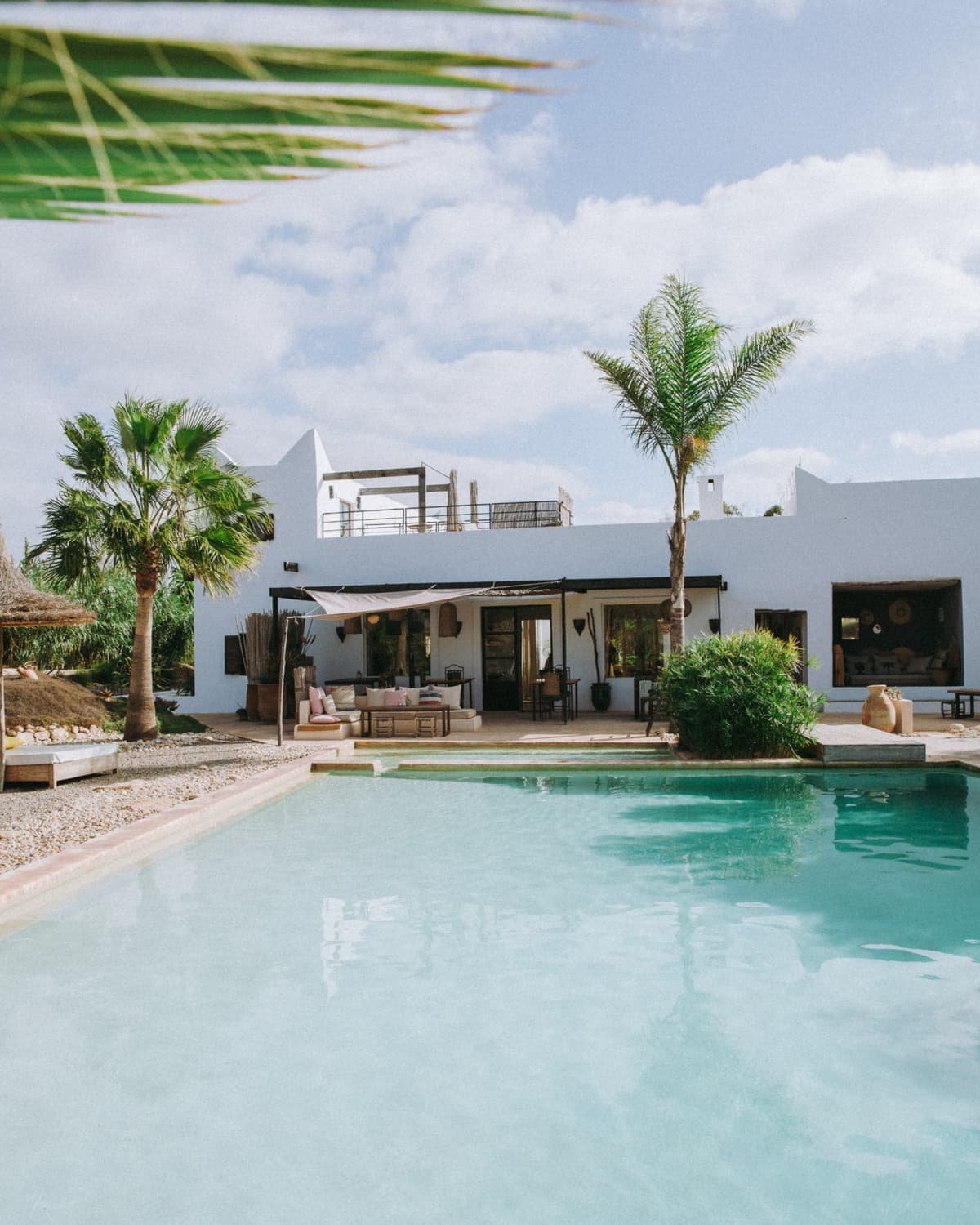 La maison et la piscine, sous les palmiers