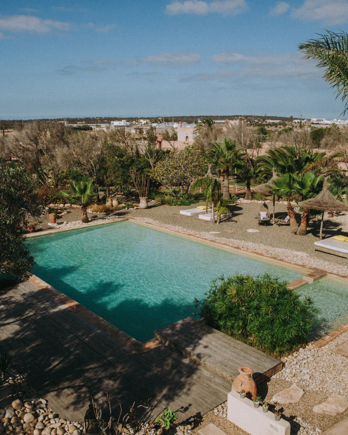 La piscine vue d’en haut, le jardin et la campagne à l’horizon