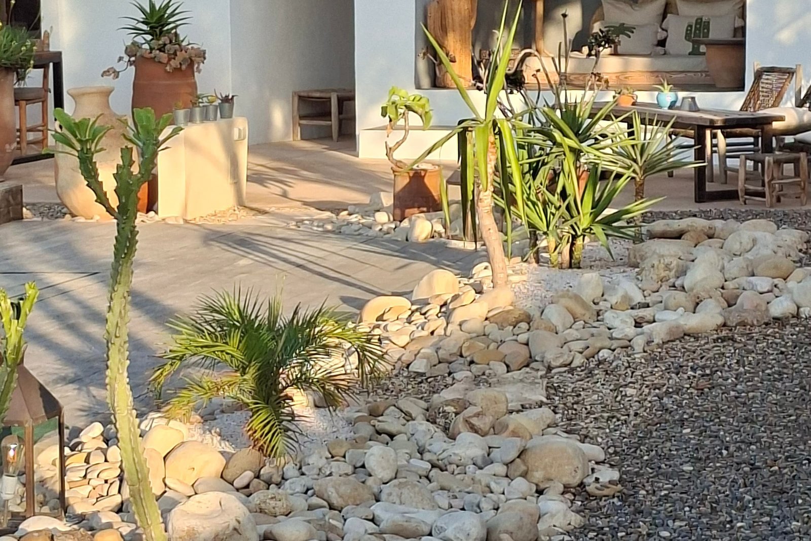 Le patio, ses jarres et ses cactus sur un lit de galets