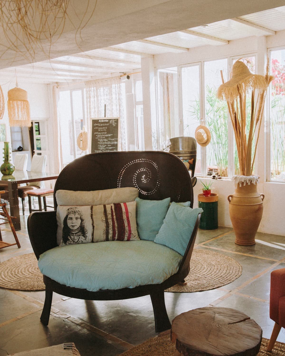 La veranda et ses tables dressees, ouverte sur le jardin